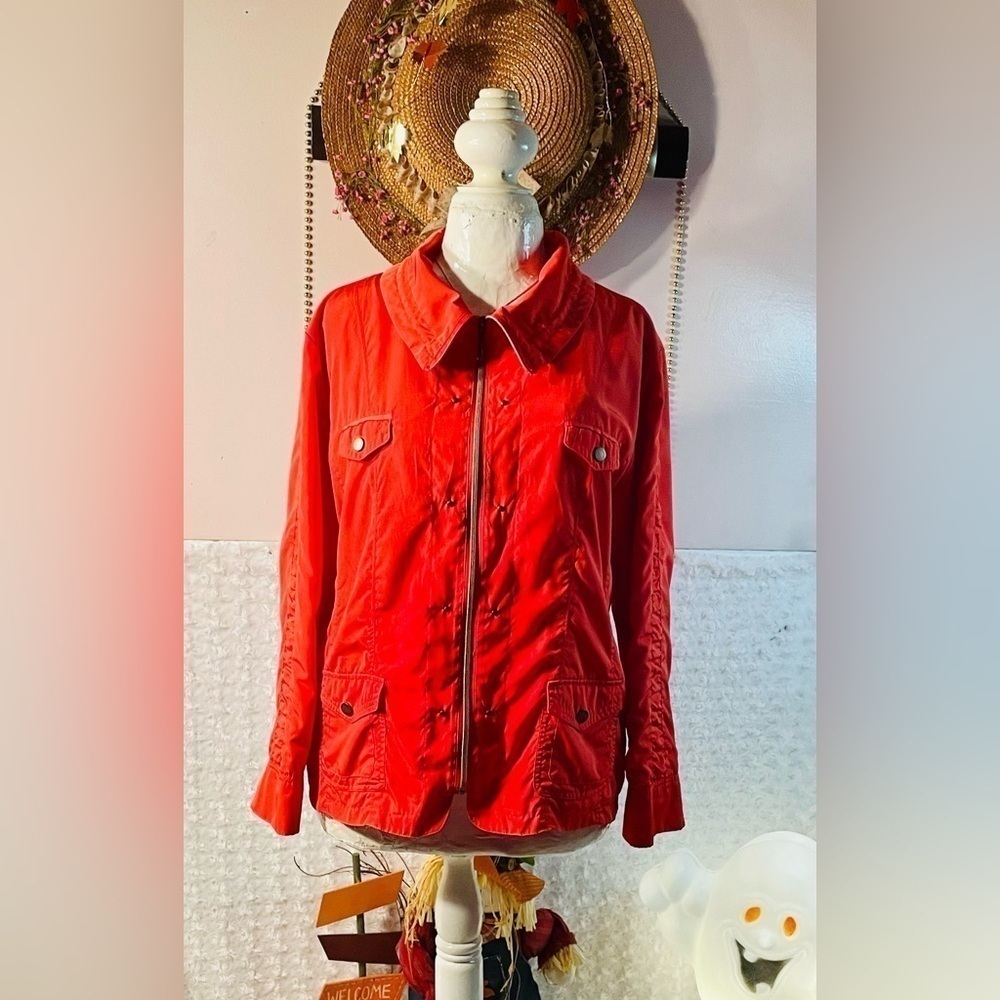 Pre-owned rate worn TanJay Size 10 Salmon Range/Zip Front Windbreaker!